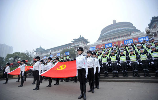 2011年2月7日，交通巡逻警察在重庆人民大礼堂举行一周年巡逻出发仪式。 资料图