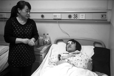  ▲县医院内，一名在该事故中受伤的县一中学生正在接受治疗，其母亲陪在一旁。本报记者朱嘉磊摄 