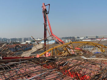 上海在建工地坍塌致5人死目击者称中联塔吊肇事