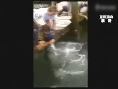 视频：实拍男子徒手钓鱼遭一米大鱼狠咬手臂
