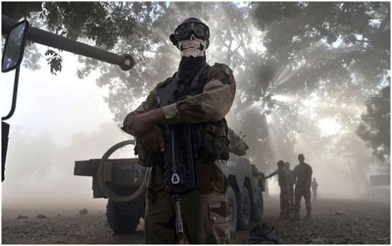 一位法国士兵头戴骷髅面巾的照片在网上走红，法国军方认为这张照片有损法国形象。