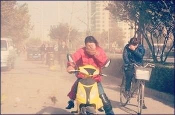 北京雾霾与沙尘共存 章子怡吐槽“吸土”部队