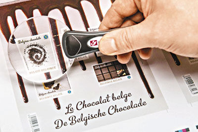 图为比利时发行印有巧克力图案、加入可可油制作的特制邮票。