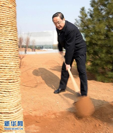 俞正声在植树。新华社记者 刘建生摄