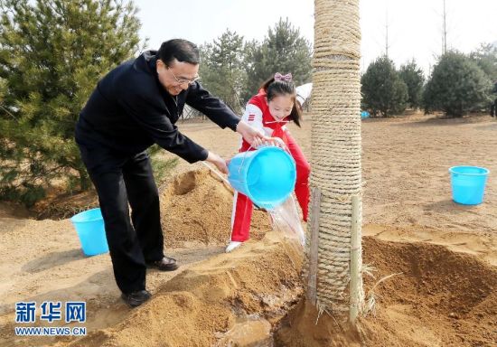 李克强在植树。新华社记者 姚大伟摄