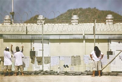 关塔那摩监狱，囚犯在铁栅栏内的露天院子放风。