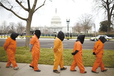 2013年1月，华盛顿，抗议者扮成关塔那摩监狱囚犯参加集会活动，要求奥巴马关闭关塔那摩监狱。