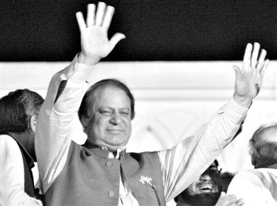 11日，巴基斯坦拉合尔，巴基斯坦前总理谢里夫向支持者挥手，他的政党在议会选举中获胜。