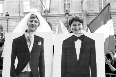 4月23日，人们在巴黎市政厅前庆祝议会通过同性婚姻法案。