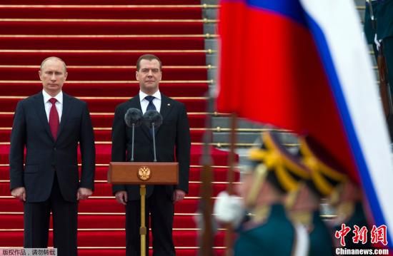 　5月7日，俄罗斯新任总统普京在宣誓就职后，与卸任总统梅德韦杰夫共同检阅克里姆林宫的警卫团。