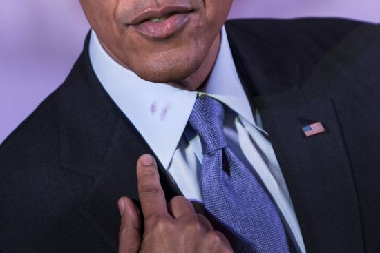 美国总统奥巴马出席亚太裔传统月活动，白色的衣领上惊现口红印。