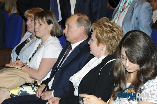 6月6日，俄罗斯总统普京和夫人普京娜宣布离婚。图为两人当天在克里姆林宫观看表演。