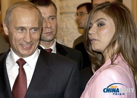 有流言说，普京和前体操运动员卡巴耶娃有染，并育有私生子。图为2004年两人在一起。（资料图片）