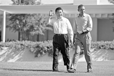 当地时间8日，习近平和奥巴马在安纳伯格庄园会晤期间一起散步。