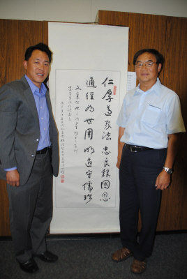 哈冈学区威尔森高中首位华裔校长张忠直(左)一直恪守先辈张之洞家训。图右为教委张金生。(记者启铬／摄影)
