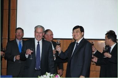 DFA主席里克•史密斯与伊利集团董事长潘刚共同举杯庆祝战略合作的达成
