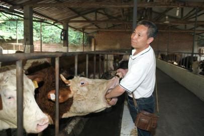 蒋德元 　　男，48岁，宣汉县畜牧食品局总畜牧师，主要负责畜牧业发展规划、技术指导以及科研，年薪12万。