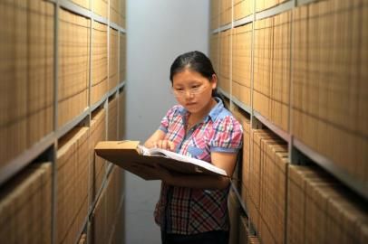 张文茜 　　女，27岁，宣汉县档案局聘任制公务员，负责该局的档案管理工作，月薪2000元。