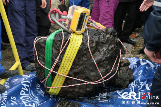 10月16日，在俄罗斯车里雅宾斯克，潜水员从切巴尔库尔湖里面打捞出陨石碎片。