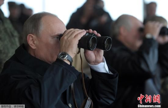 　　资料图：俄罗斯总统普京观看军演。
