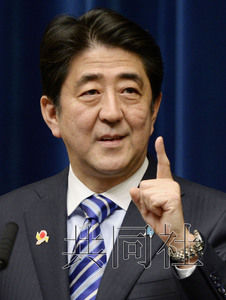 12月14日，日本与东盟（ASEAN）十国特别首脑会议落下帷幕，日本首相安倍晋三在会后举行记者会。（共同社）