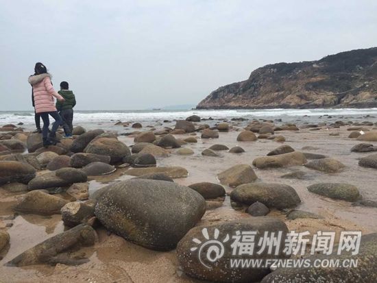 连江后沙海滨浴场沙滩变石滩　疑与采砂船有关