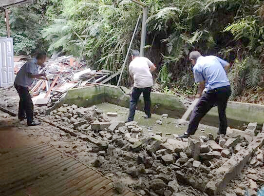 东湖镇：坚决拆除生态环保违规工厂