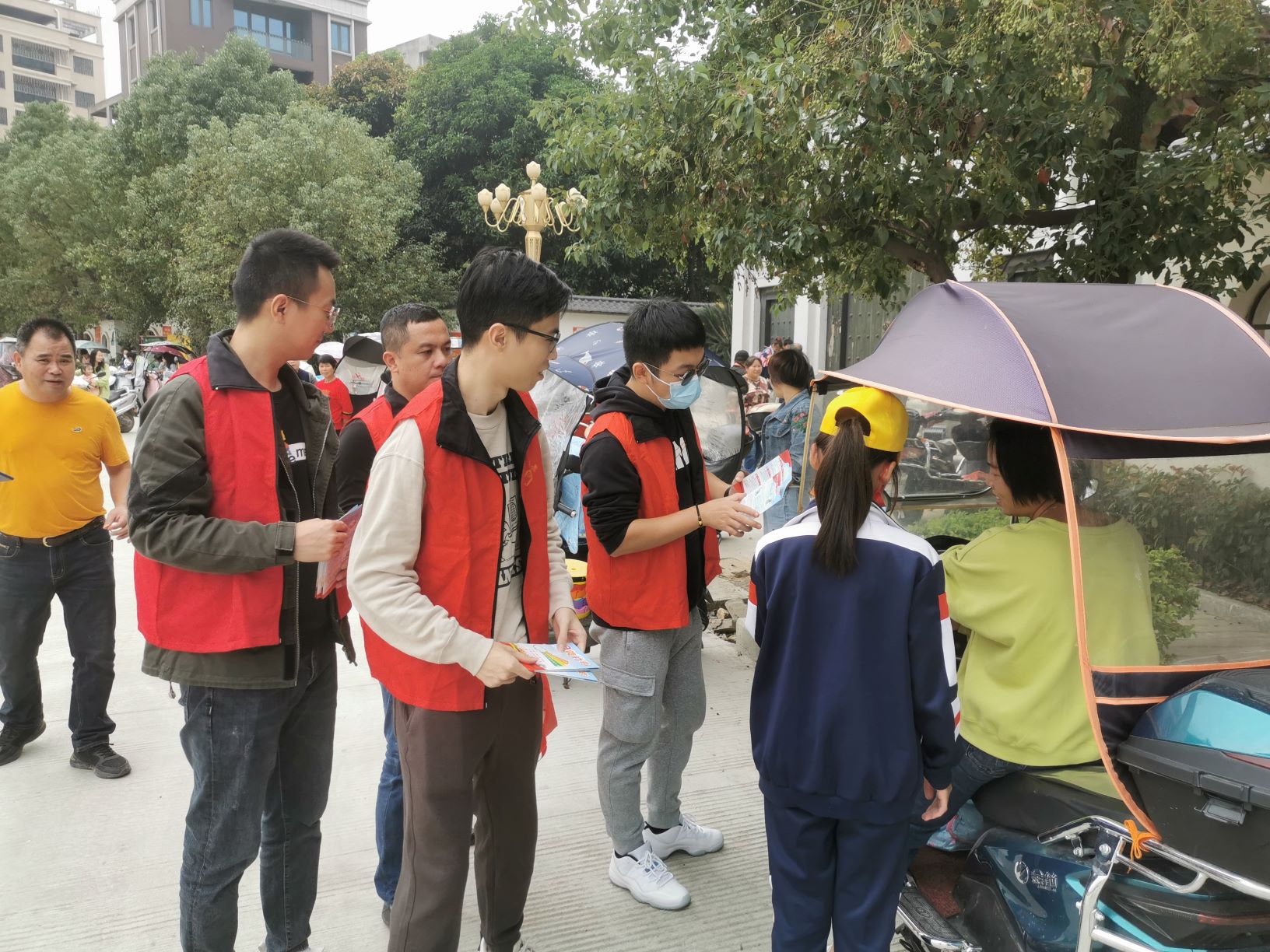 浦口镇组织党员志愿者到辖区商铺、学校等场所开展扫黄打非宣传活动