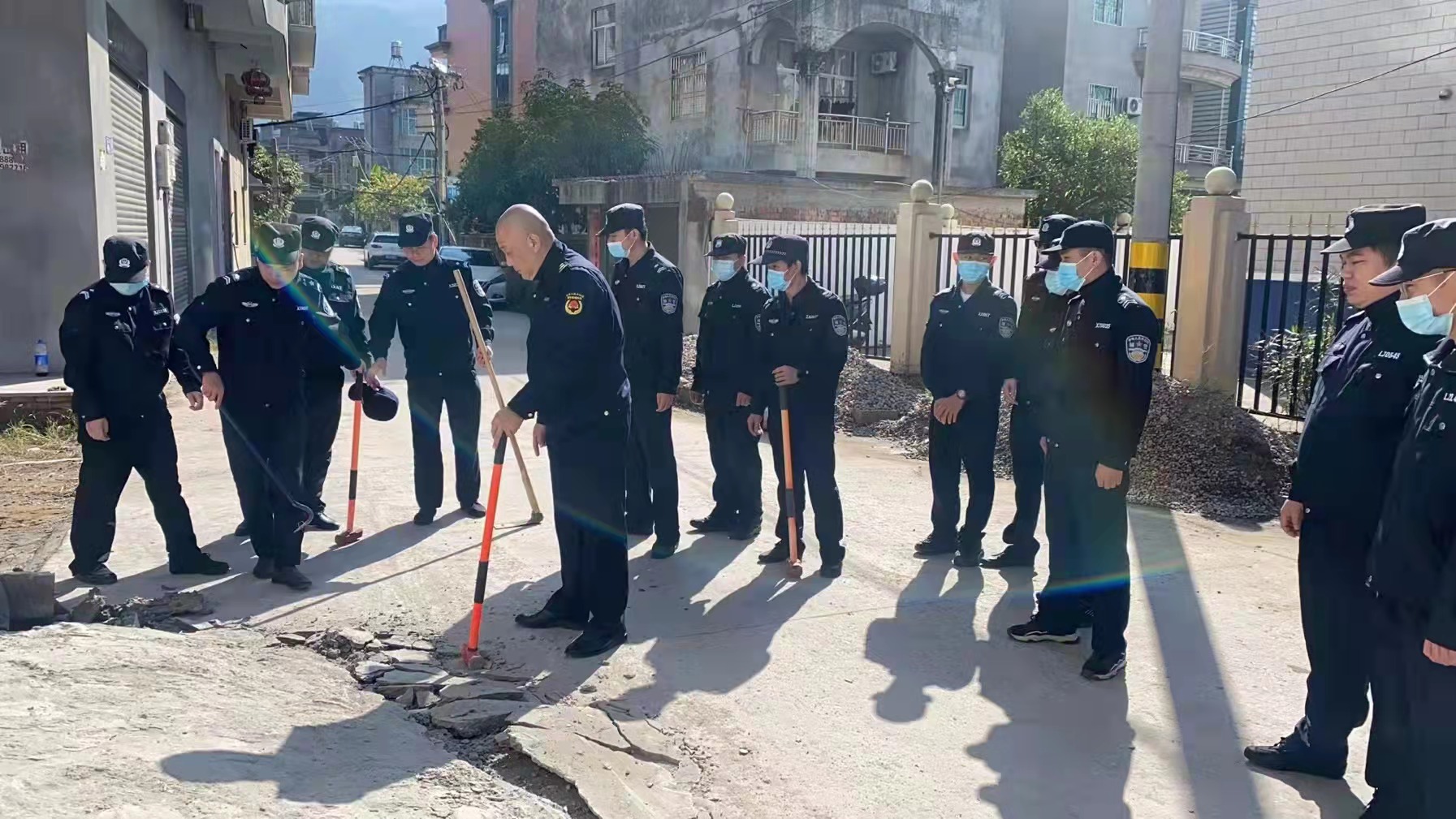 坑园镇对坑园村违法占地经营点及违法占地进行拆除