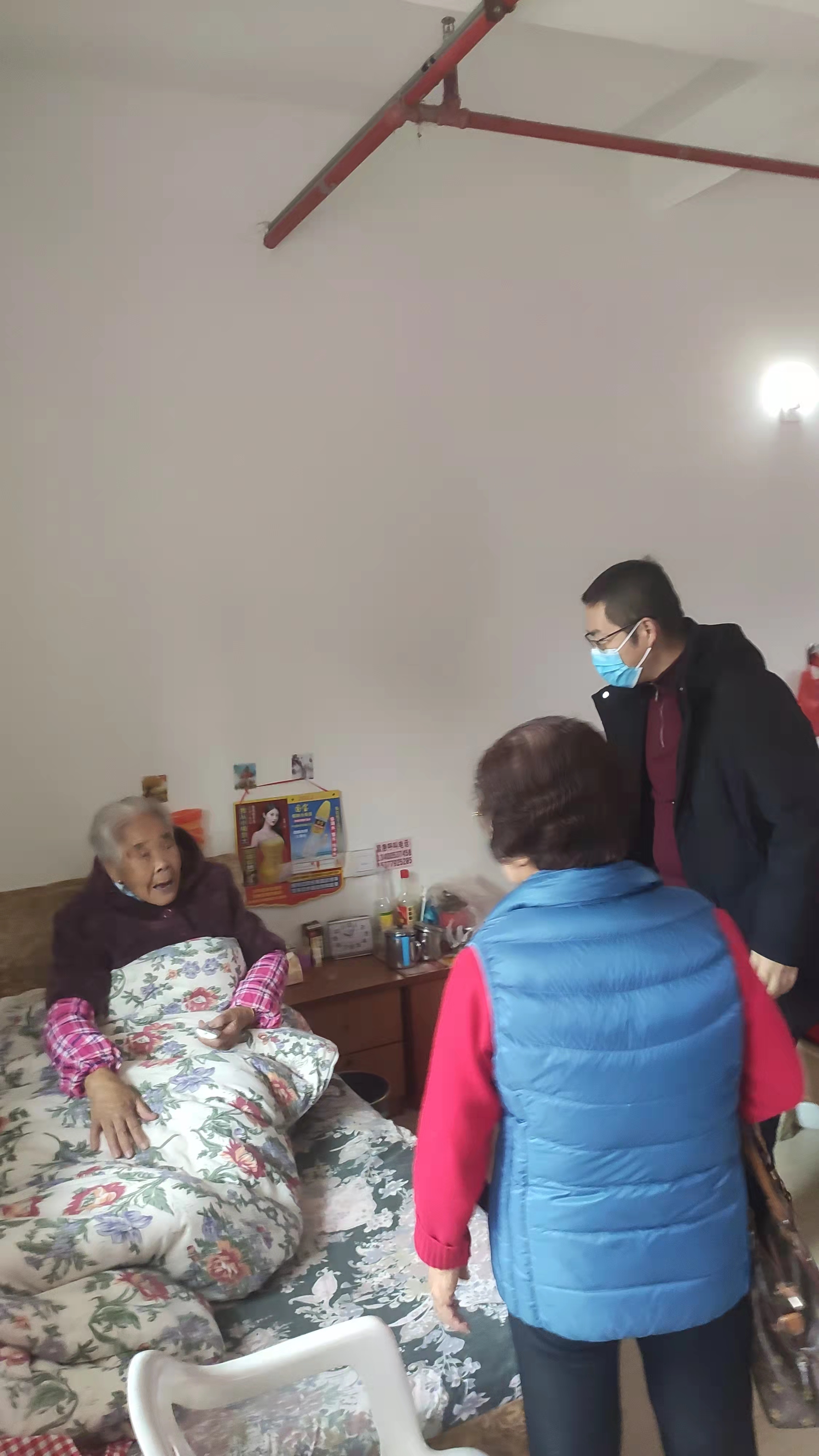 琯头镇吴质彪主任带队到琯头敬老院、侨兴老年人公寓等查看防寒潮工作落实情况