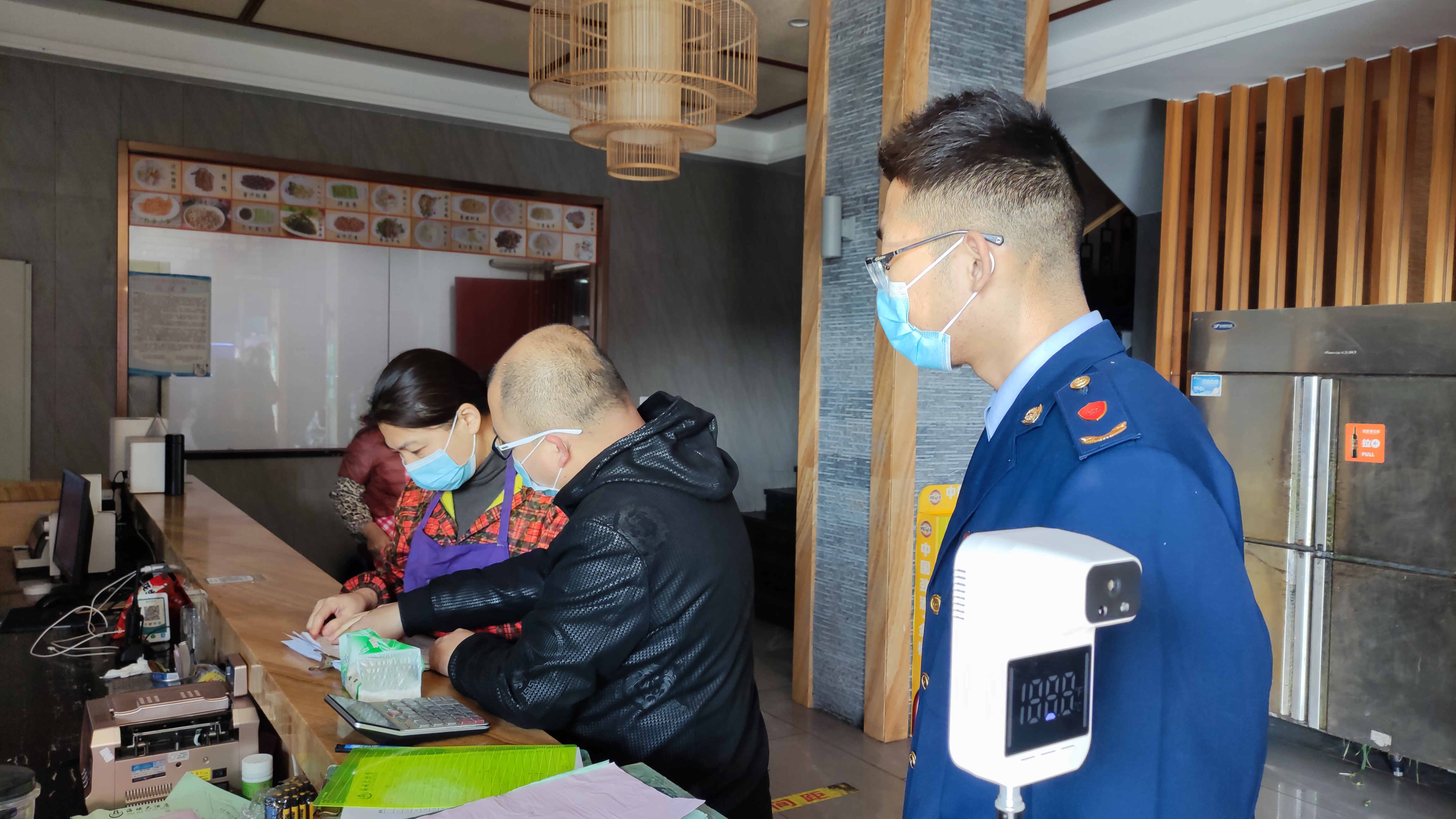 黄岐镇开展餐饮食品安全及防疫工作检查