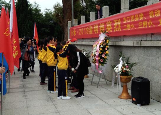 团县委组织清明节祭扫主题团日活动