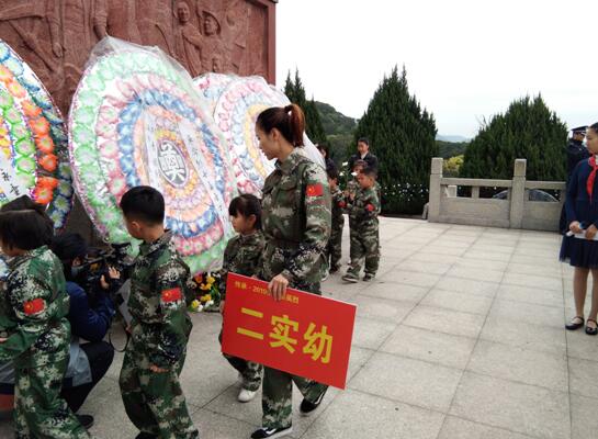 团县委组织清明节祭扫主题团日活动