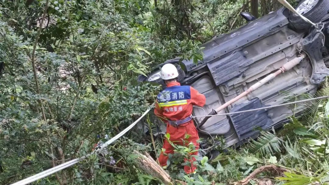 惊险！连江一小车翻下山坡……