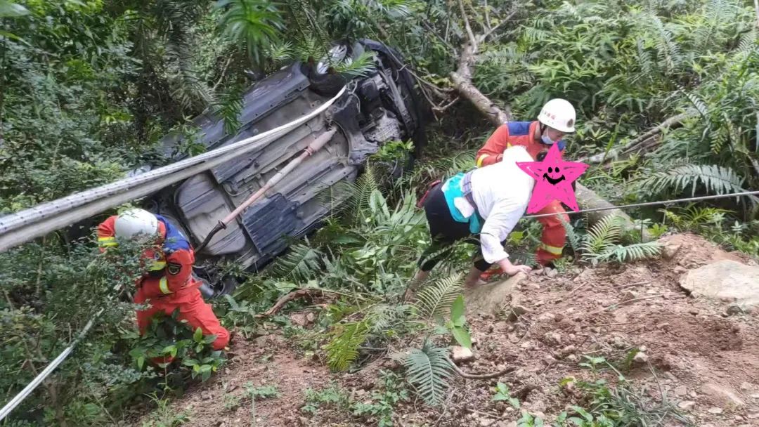 惊险！连江一小车翻下山坡……