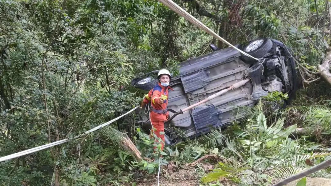 惊险！连江一小车翻下山坡……