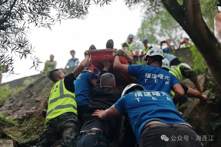 紧急救援！事发覆釜山，连江一男子跌落山崖！