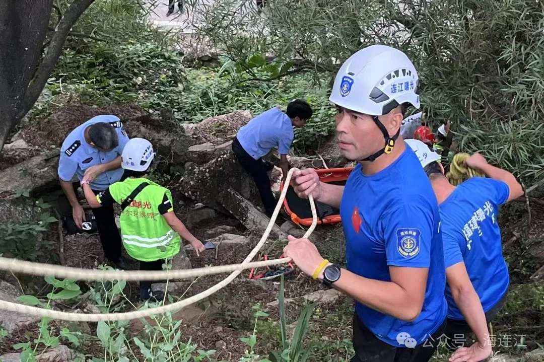 紧急救援！事发覆釜山，连江一男子跌落山崖！