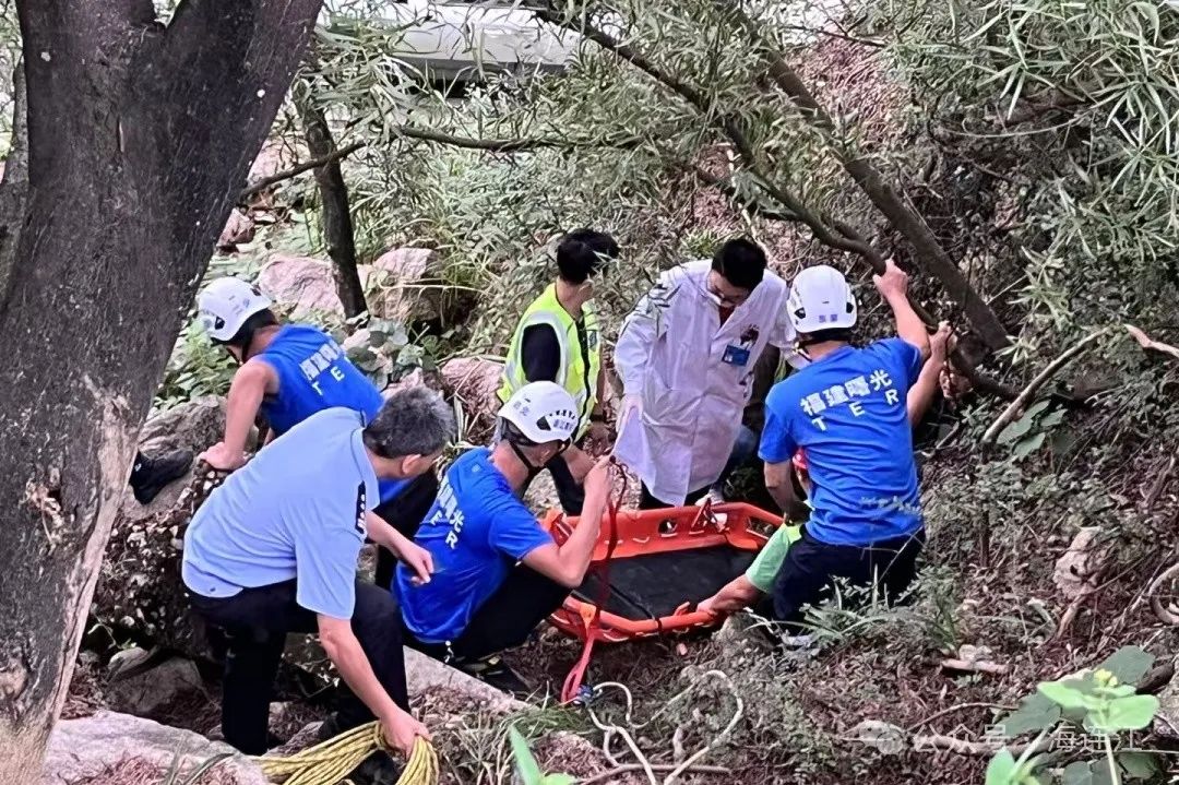 紧急救援！事发覆釜山，连江一男子跌落山崖！