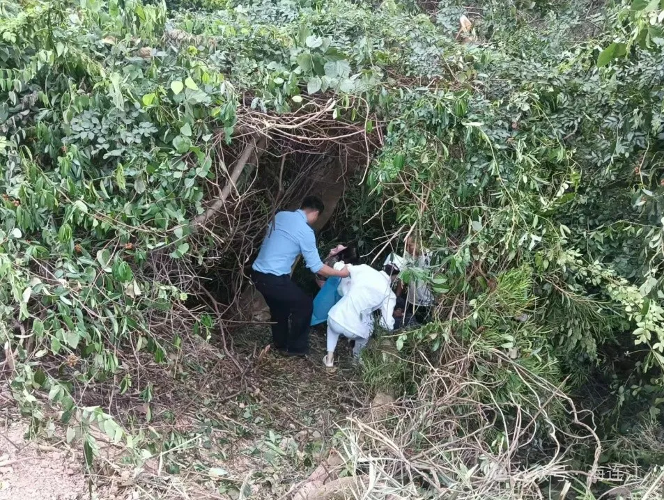 连江一老人受伤被困，紧急救援→