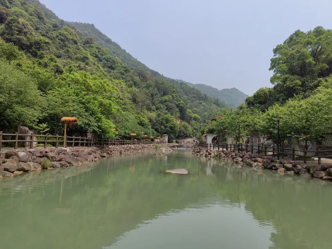 川行贝里（颜 伟）