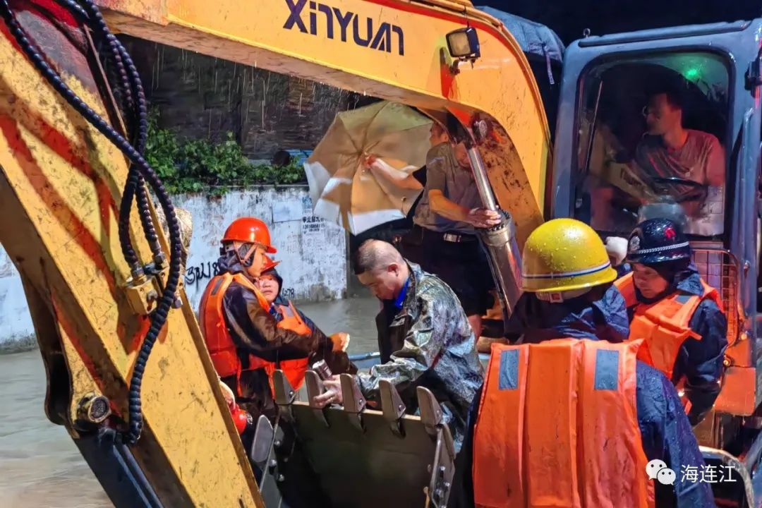 与暴雨赛跑！连江这里上演深夜大转移