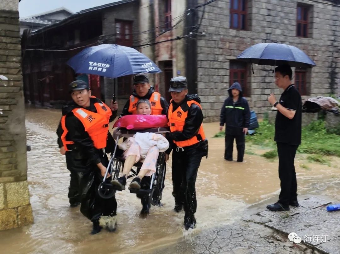 与暴雨赛跑！连江这里上演深夜大转移