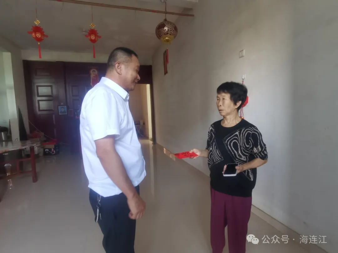 暖心！连江这里的老人领钱了！