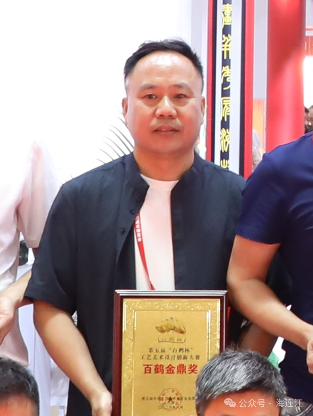 祝贺！马鼻艺术家邱日炎斩获国家级“百鹤金鼎奖”！