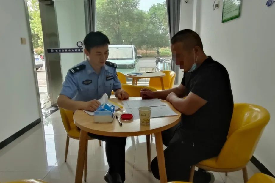 “真正的自由，是能堂堂正正地站在阳光下！”