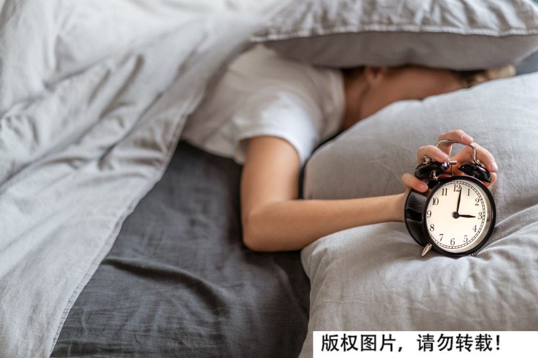 吃宵夜和熬夜饿肚子，哪个危害更大！答案你想不到…