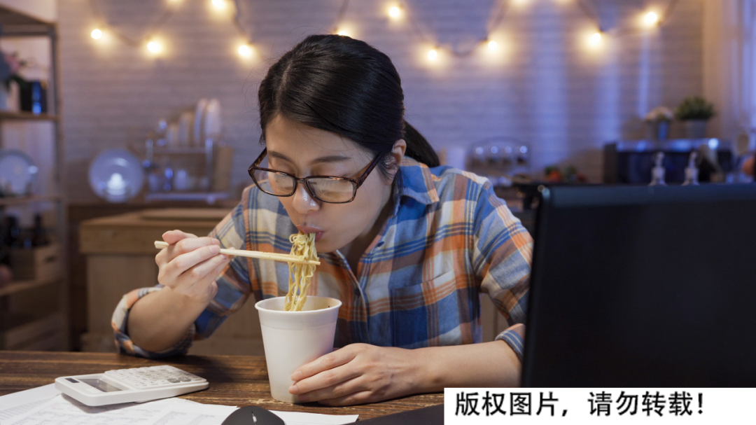 吃宵夜和熬夜饿肚子，哪个危害更大！答案你想不到…