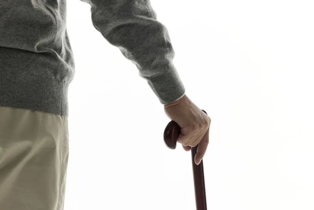 【慢性病综合防治】老年人这5种走路姿势是疾病的预兆！早点发现能救命