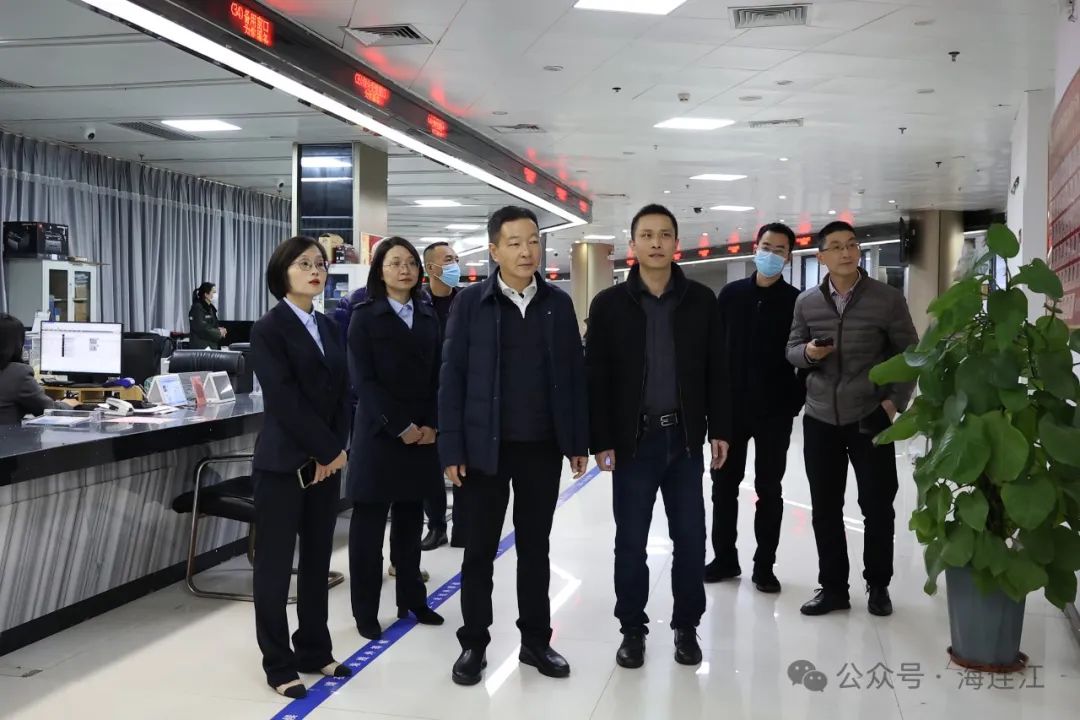 县委书记走访慰问一线干部职工